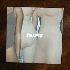 Skims Kim Kardashian Sculpting bodysuit mid thigh with open gusset Mica S/M